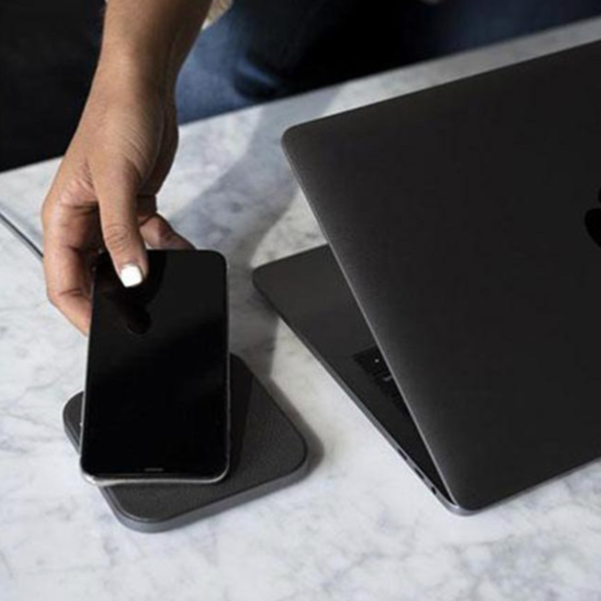 COURANT CATCH:1 Wireless Charger in Black Leather
