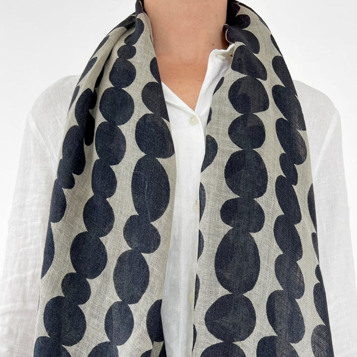 Small Totem Linen Scarf in Black/Grey